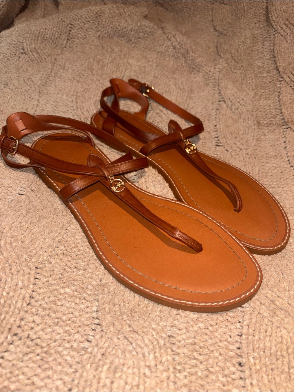 Coach Brown Leather T-Strap Thong Sandals Gold Logo Women’s Size 10 US